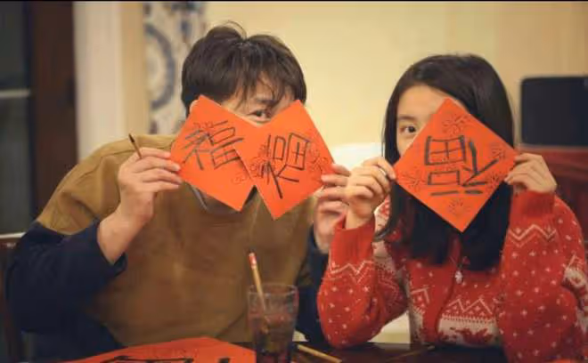 黃磊除夕貼孩子寫的春聯,多多妹妹字跡工整,兒子畫兔子畫風喜感