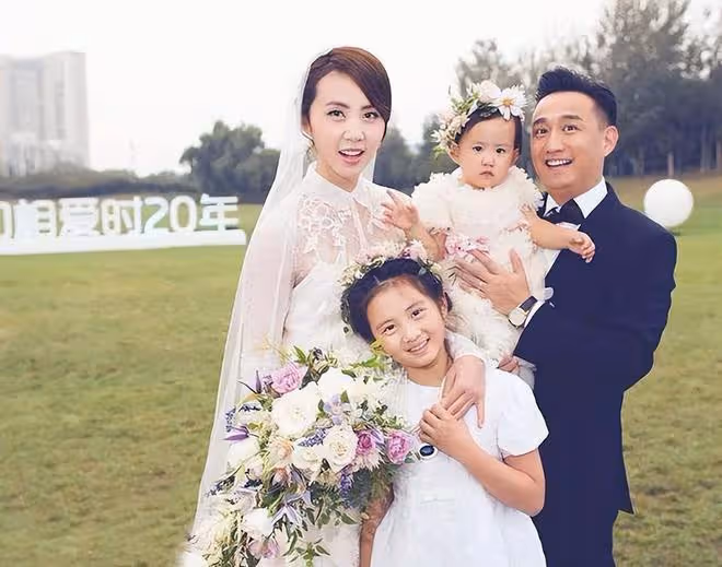 黃磊除夕貼孩子寫的春聯,多多妹妹字跡工整,兒子畫兔子畫風喜感