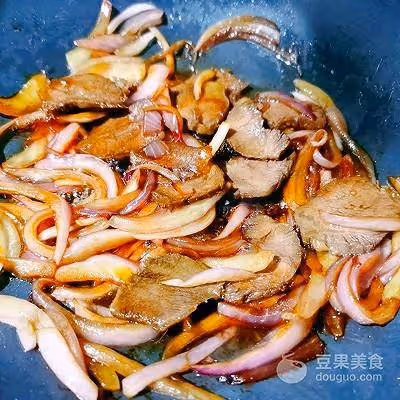 黑椒牛肉炒麵的做法