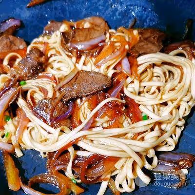黑椒牛肉炒麵的做法