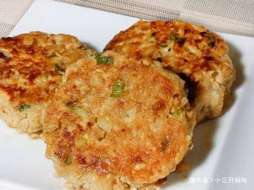 雞肉豆腐餅、香蕉酥,外香里嫩,可以當零食也能給孩子當主食