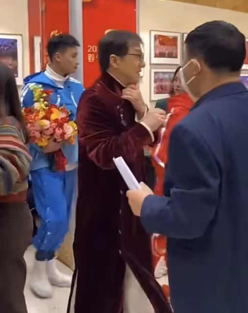 央視春晚後台歡樂多!蘇有朋扭腰擺胯與楊紫斗舞,馬凡舒造型搶鏡