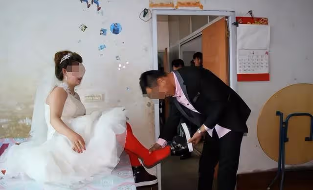 彩禮是借的，結婚當天新娘還要錢，婆婆急哭，新郎：不結了