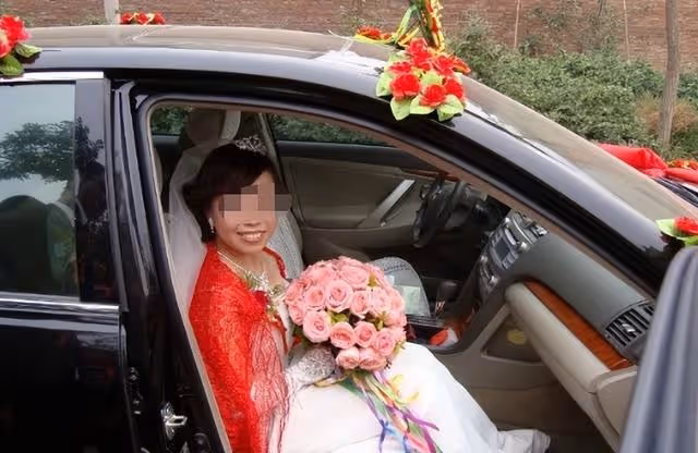 彩禮是借的,結婚當天新娘還要錢,婆婆急哭,新郎:不結了