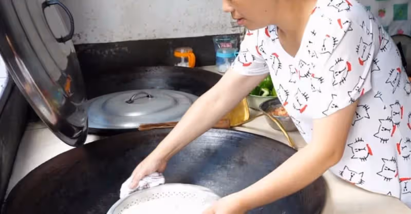 婆婆過生日我挺孕肚做飯，席間婆婆的一番話，讓老公掀了桌