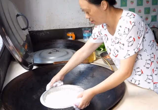 婆婆過生日我挺孕肚做飯,席間婆婆的一番話,讓老公掀了桌