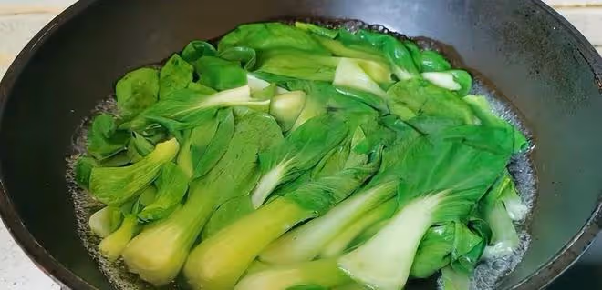 第2波感染來襲,提醒中老年,多吃3種「高葉酸菜」,精神足好過年
