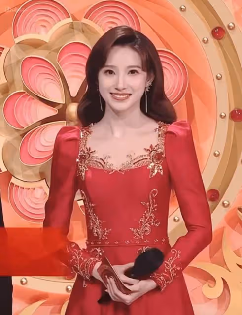 央視春晚百花爭艷！趙麗穎秀美腿，秦嵐水蛇腰吸睛，楊紫仙氣十足