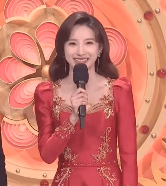 春晚口紅色號火了!馬凡舒成焦點,譚維維氣場全開,新人主持被嘲
