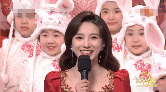 春晚口紅色號火了!馬凡舒成焦點,譚維維氣場全開,新人主持被嘲