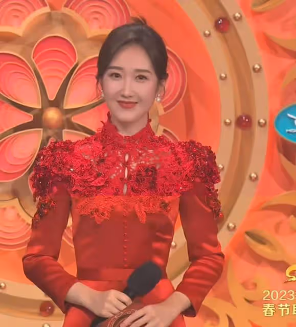 春晚口紅色號火了!馬凡舒成焦點,譚維維氣場全開,新人主持被嘲