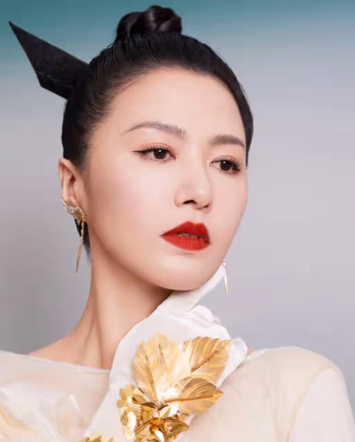 春晚口紅色號火了！馬凡舒成焦點，譚維維氣場全開，新人主持被嘲