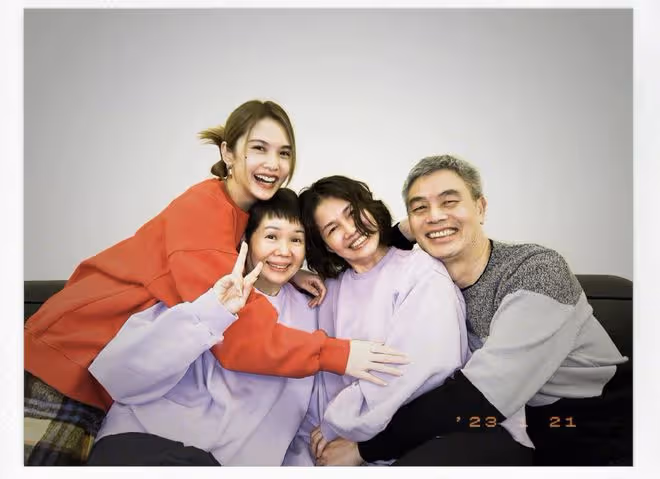楊丞琳除夕與李榮浩秀恩愛，幫婆婆洗碗，把媽媽接到北京過春節