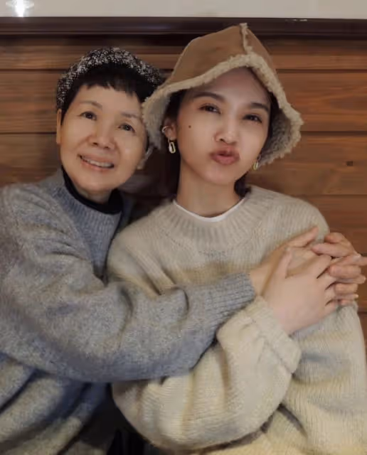 楊丞琳除夕與李榮浩秀恩愛,幫婆婆洗碗,把媽媽接到北京過春節
