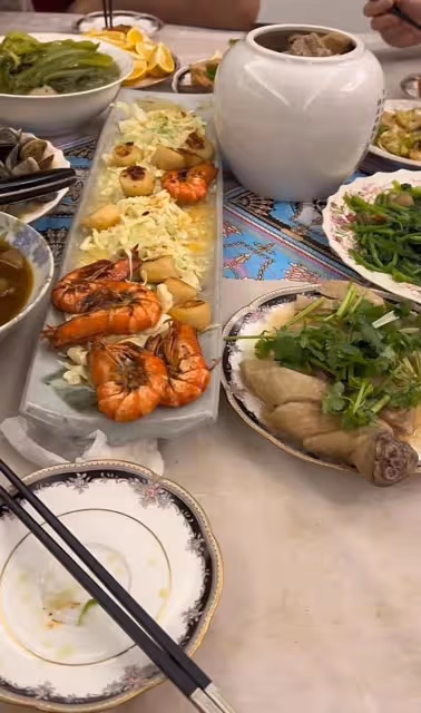70歲李立群曬年夜飯，61歲妻子罕見出鏡，倆兒子顏值都比爸爸高
