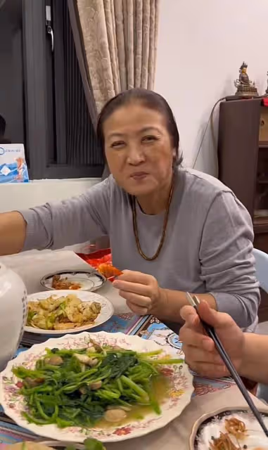 70歲李立群曬年夜飯，61歲妻子罕見出鏡，倆兒子顏值都比爸爸高