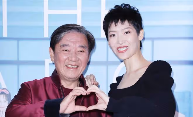 70歲李立群曬年夜飯，61歲妻子罕見出鏡，倆兒子顏值都比爸爸高