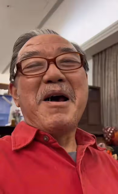 70歲李立群曬年夜飯，61歲妻子罕見出鏡，倆兒子顏值都比爸爸高