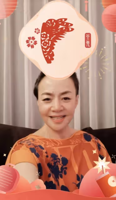 62歲宋丹丹海南過春節,容光煥發超年輕,攜兒子兒媳婦比心送祝福