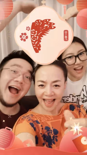 62歲宋丹丹海南過春節,容光煥發超年輕,攜兒子兒媳婦比心送祝福