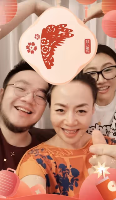 62歲宋丹丹海南過春節,容光煥發超年輕,攜兒子兒媳婦比心送祝福