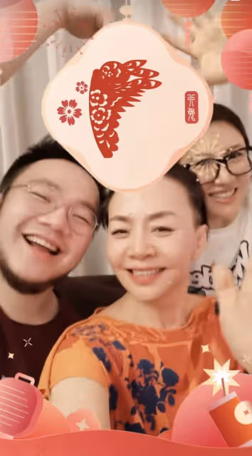62歲宋丹丹海南過春節,容光煥發超年輕,攜兒子兒媳婦比心送祝福
