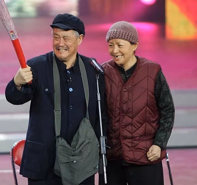62歲宋丹丹海南過春節,容光煥發超年輕,攜兒子兒媳婦比心送祝福