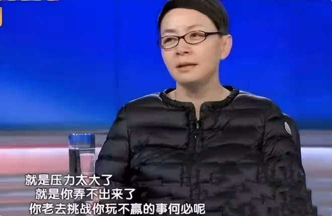 62歲宋丹丹海南過春節,容光煥發超年輕,攜兒子兒媳婦比心送祝福