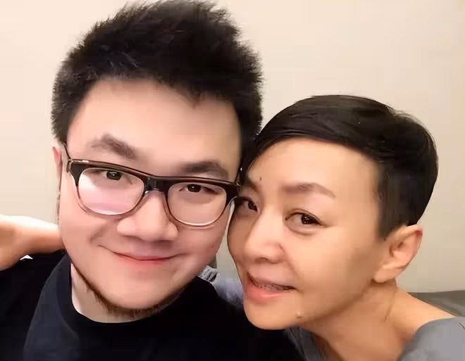 62歲宋丹丹海南過春節,容光煥發超年輕,攜兒子兒媳婦比心送祝福