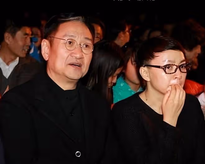 62歲宋丹丹海南過春節,容光煥發超年輕,攜兒子兒媳婦比心送祝福