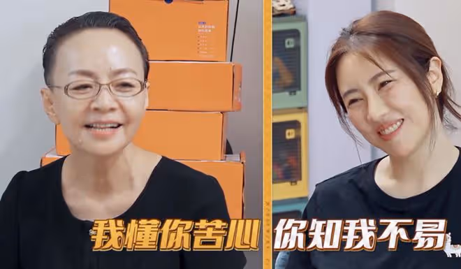 62歲宋丹丹海南過春節,容光煥發超年輕,攜兒子兒媳婦比心送祝福