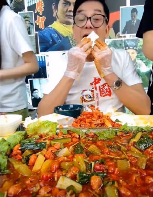 反差！知名港星內地直播賺錢被誤會家境清貧，回港後卻曬豪宅豪車