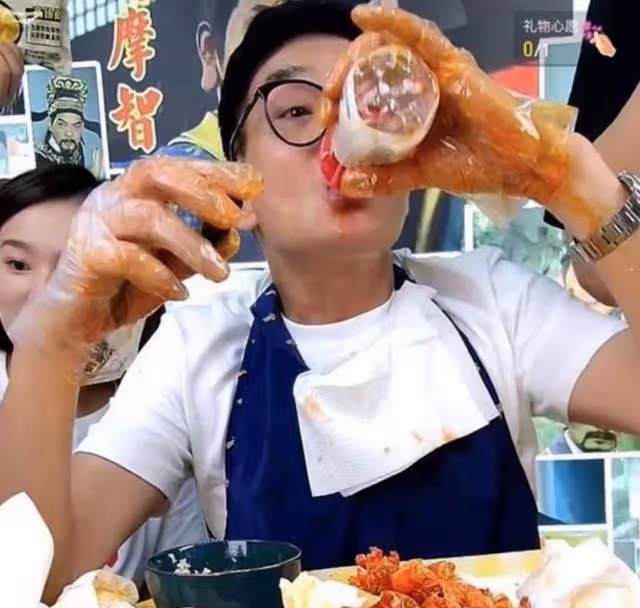 反差!知名港星內地直播賺錢被誤會家境清貧,回港後卻曬豪宅豪車