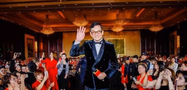 反差!知名港星內地直播賺錢被誤會家境清貧,回港後卻曬豪宅豪車