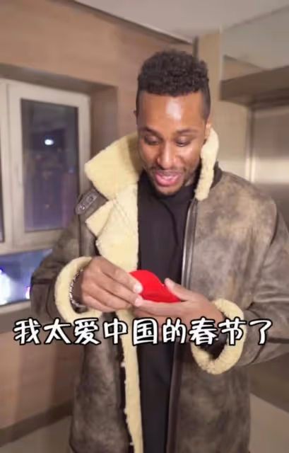 遼寧衛視春晚太鬧心:邀請黑人伊博演小品,他曾侮辱國人從未道歉