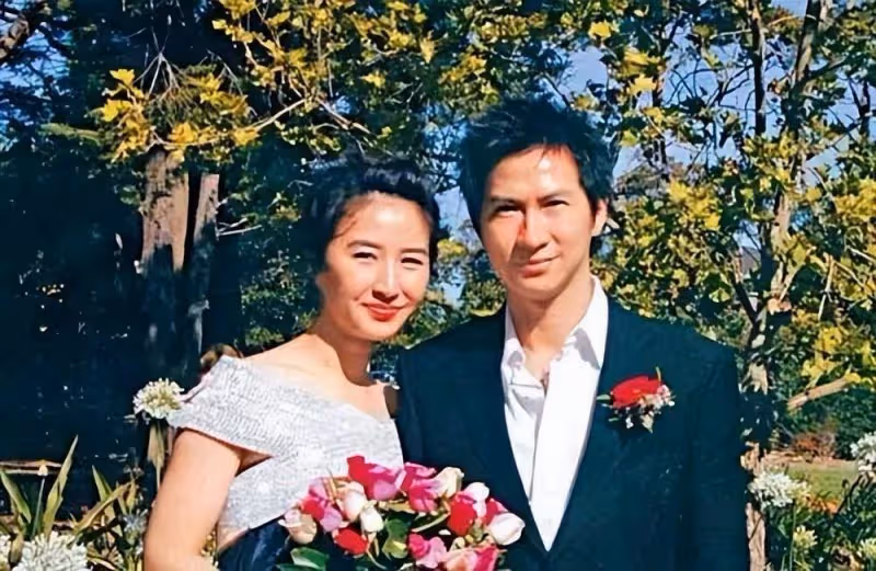 相戀3年被嘲配不上,他自卑落跑到南非8個月,女友默默顧他病重姐姐,不惜退圈把他捧成影帝