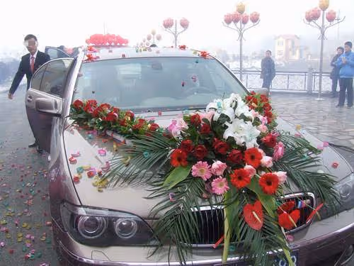 姐姐結婚,我開著豪車去送親,看到結婚照,我拉著姐姐就跑