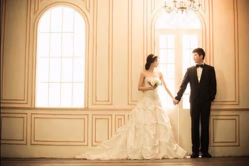 姐姐結婚,我開著豪車去送親,看到結婚照,我拉著姐姐就跑