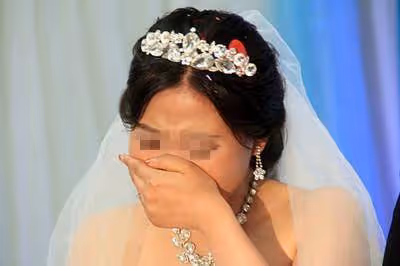姐姐結婚,我開著豪車去送親,看到結婚照,我拉著姐姐就跑
