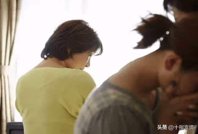 過年準備了五千給婆婆，婆婆拒收後拿出帳單：錢我不要，先還帳
