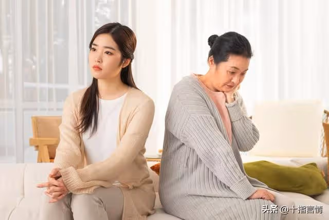 過年準備了五千給婆婆，婆婆拒收後拿出帳單：錢我不要，先還帳
