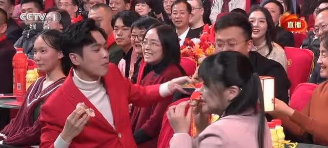 正確打開央視春晚的方式：黃渤再登跑步機，鄧超又跳嗨了，太開心