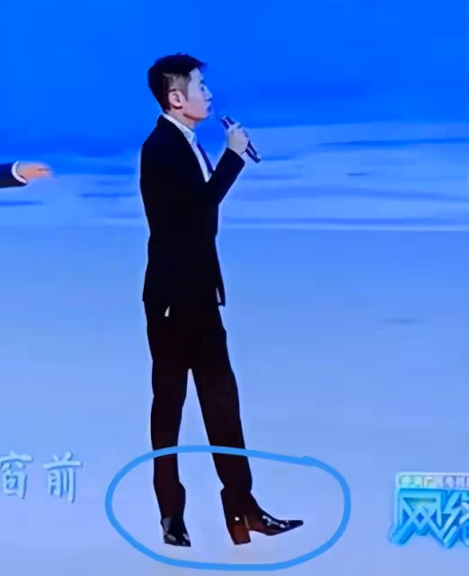 正確打開央視春晚的方式：黃渤再登跑步機，鄧超又跳嗨了，太開心