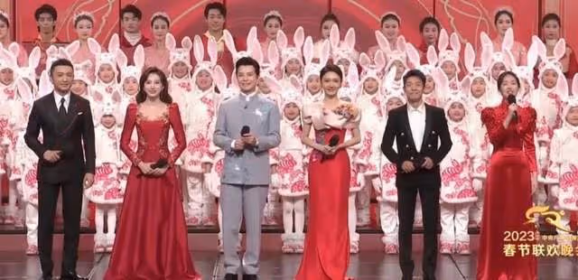 央視春晚名場面：秦嵐坐在觀眾席好美，鄧超又嗨了，楊紫站C位