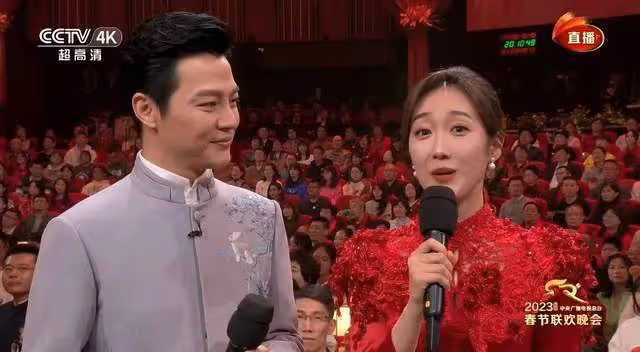 央視春晚名場面：秦嵐坐在觀眾席好美，鄧超又嗨了，楊紫站C位