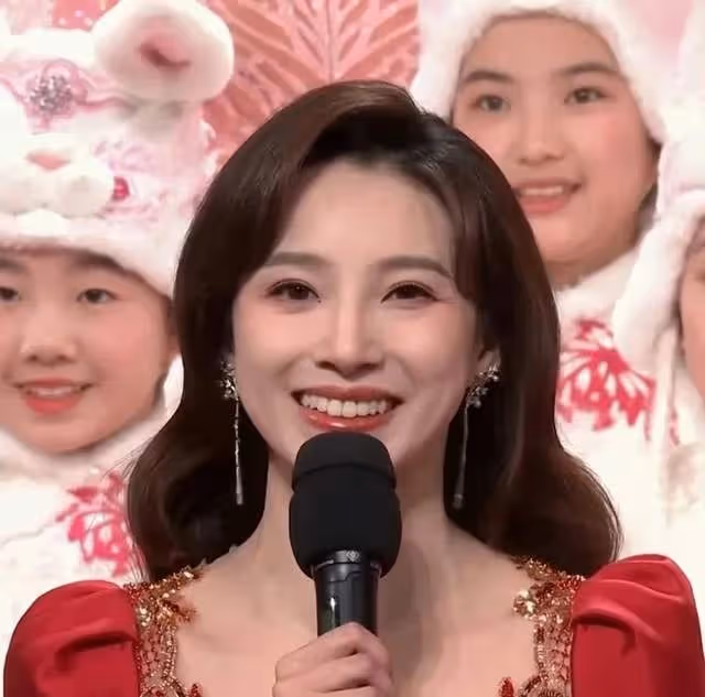 央視春晚名場面：秦嵐坐在觀眾席好美，鄧超又嗨了，楊紫站C位