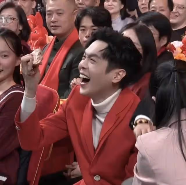 央視春晚名場面：秦嵐坐在觀眾席好美，鄧超又嗨了，楊紫站C位