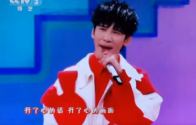 央視春晚名場面：秦嵐坐在觀眾席好美，鄧超又嗨了，楊紫站C位