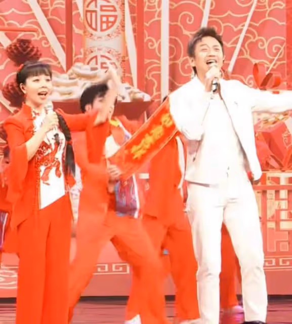 央視春晚名場面：秦嵐坐在觀眾席好美，鄧超又嗨了，楊紫站C位