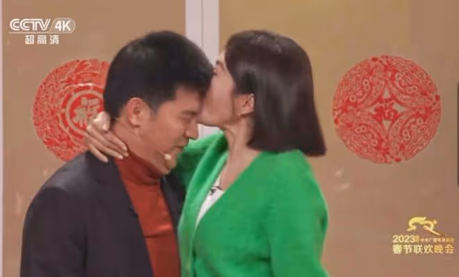 兔年春晚秦嵐美到發光!嗓子啞仍帶病演出,結尾大力親孫濤引熱議